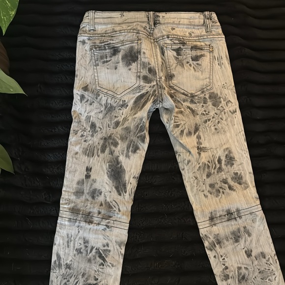 Light grey acid wash jeans. - Picture 4 of 4